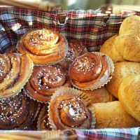 Snapdishの料理写真:cinnamon roll & breakfast roll|kyyeungさん