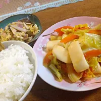 エリンギとジャガイモも卵とじ。イカとキャベツのオイスターソース炒め。昨日の残りのカレーちょい乗せ|ぱちさん