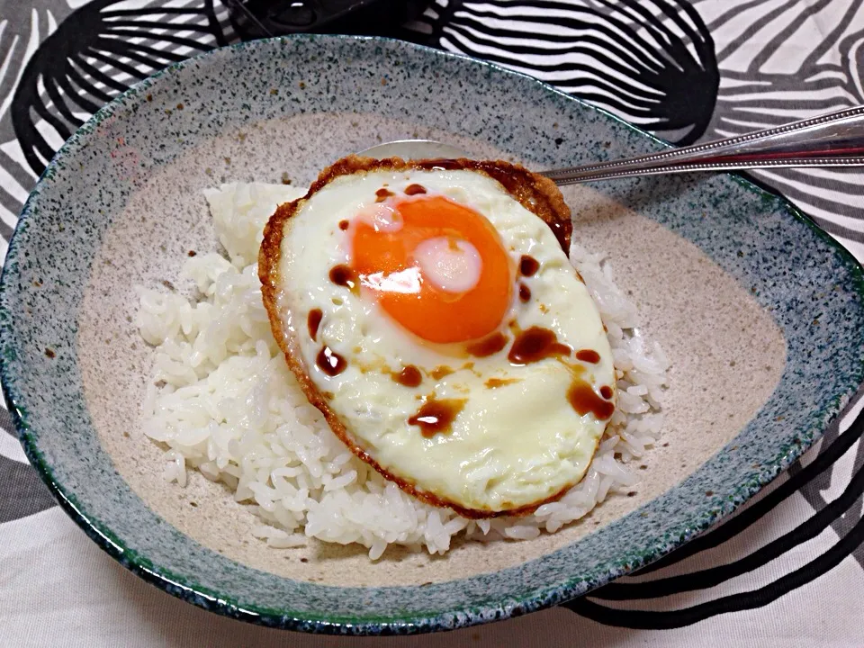 Snapdishの料理写真:かんたんで美味しい目玉焼きご飯|ぴーふぉんさん