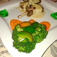 rack lamb cooked to perfection and served with a peppercorn sauce and mint jelly|Jeanette Marcelleさん