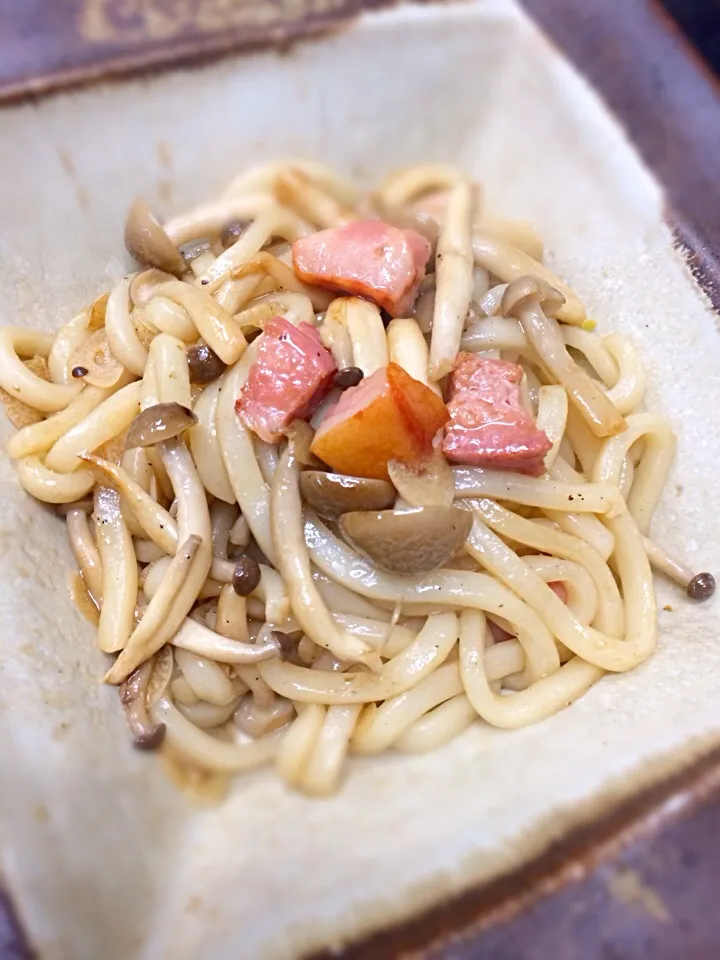 厚切りベーコンとしめじのペペロンチーノ風焼きうどん|ゆーやんさん