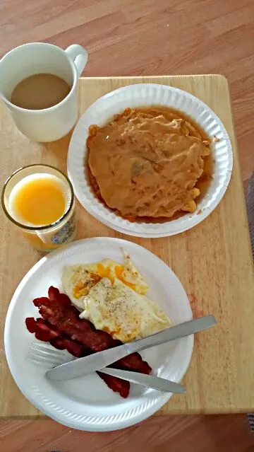 eggs, bacon, pancakes w/peanut butter & butter pecan syrup. coffee and o.j. yummy|Karen Michelleさん