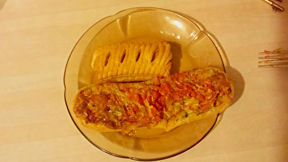 Pizza slice and sausage roll|Sunrajさん