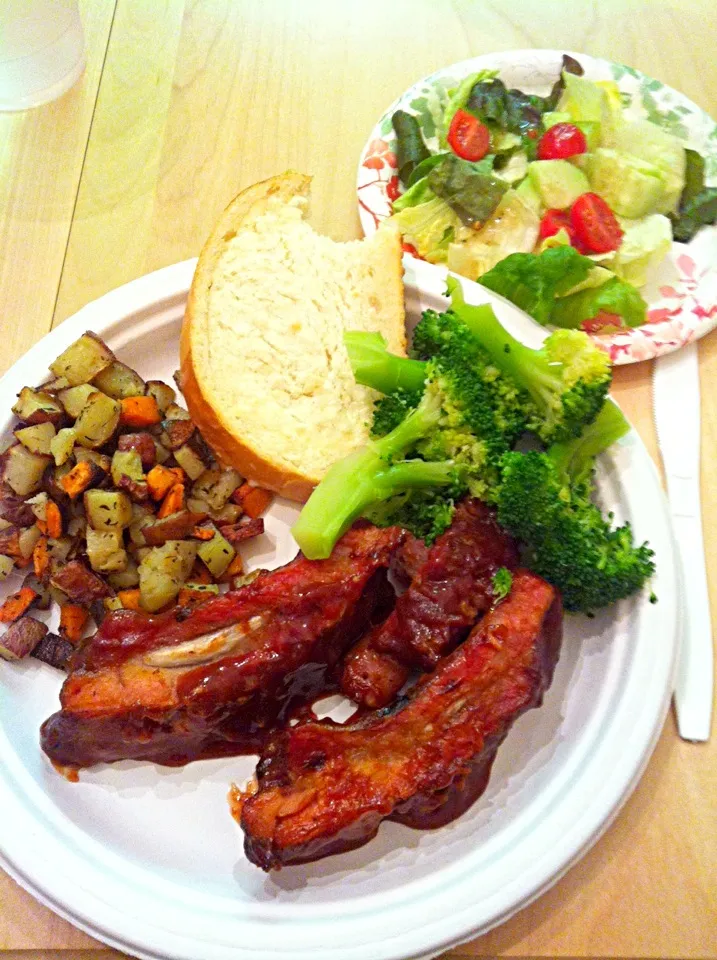 ribs, bread, broccoli, potatoes, and salad|Whitney Kinnisonさん