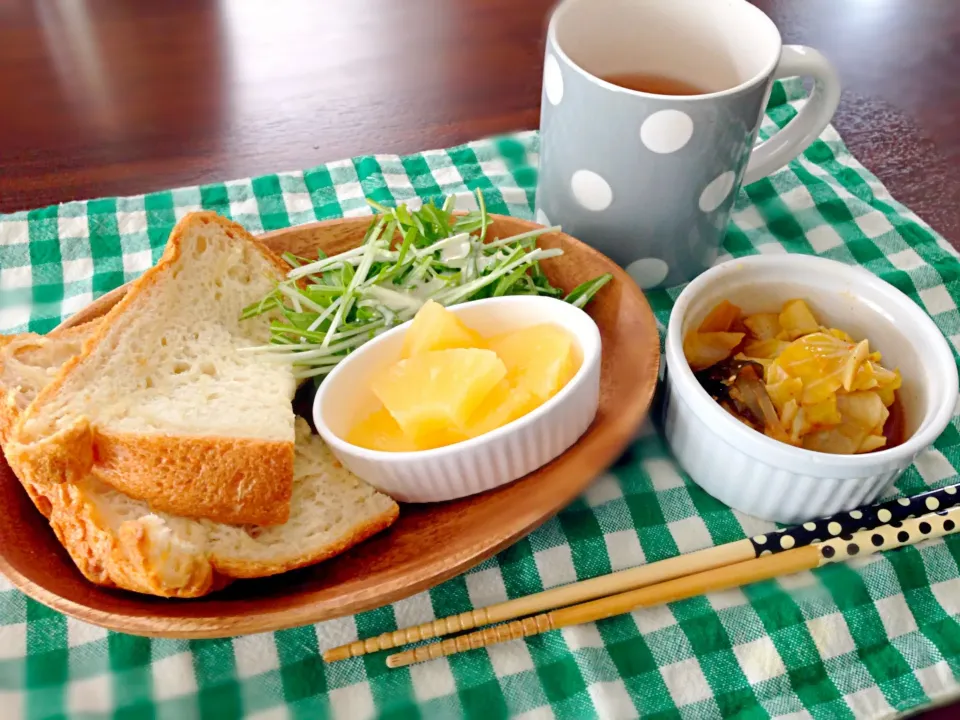 Snapdishの料理写真:昨日の残りものと焼きたてパンでお昼ご飯|Yokohama Reimiさん