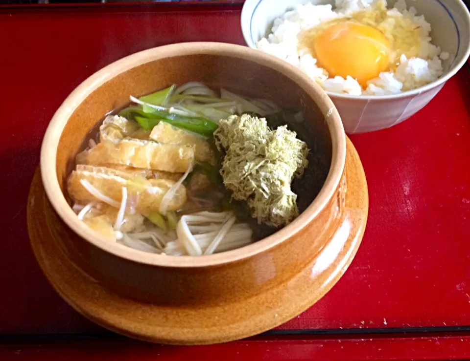 単身昼ごはん   古宇利手綯饂飩もずく麺（とろろ昆布、油揚げ、エノキ、ねぎ） 卵かけ御飯|ぽんたさん