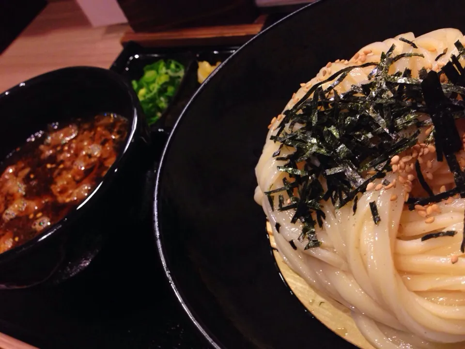 土ごぼうと煮込み牛肉つけ麺。ええお出汁やな〜。|たけうちさん