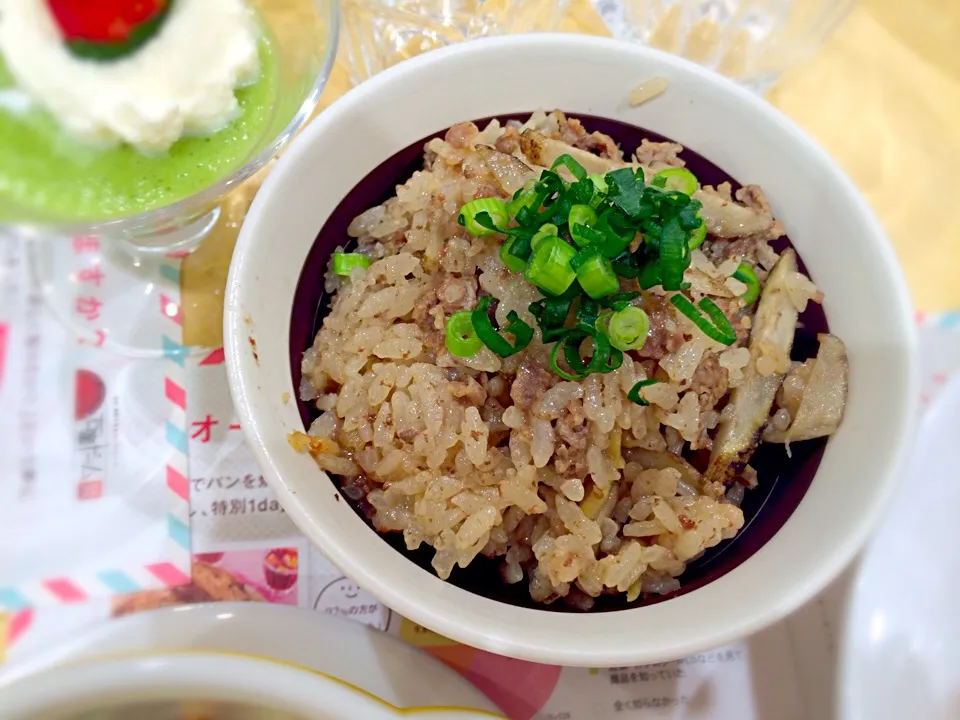 Snapdishの料理写真:ゴボウと牛肉の炊き込みご飯|かほさん