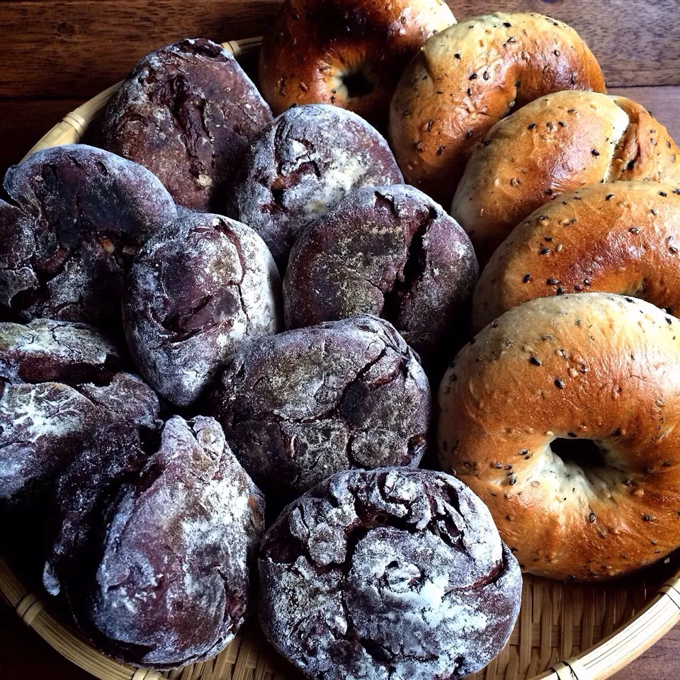 Today's bread. Rocky chocolate bread and Sesame bagel  今日のパンはゴツゴツチョコレートパンとゴマのベーグル|AYANOさん