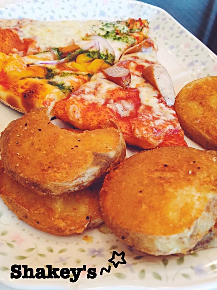 Snapdishの料理写真:Shakey's pizza and special potatoes = ♥️|Marinaさん