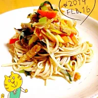 Snapdishの料理写真:生姜入り全粒焼きうどん。Fried wheat noodles with ginger