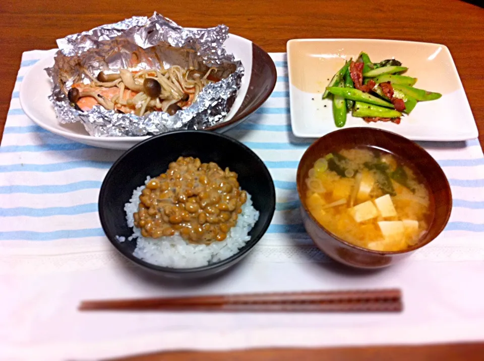 鮭のホイル焼き、アスパラベーコン炒め、豆腐と大根とわかめの味噌汁、納豆ごはん|カナエさん