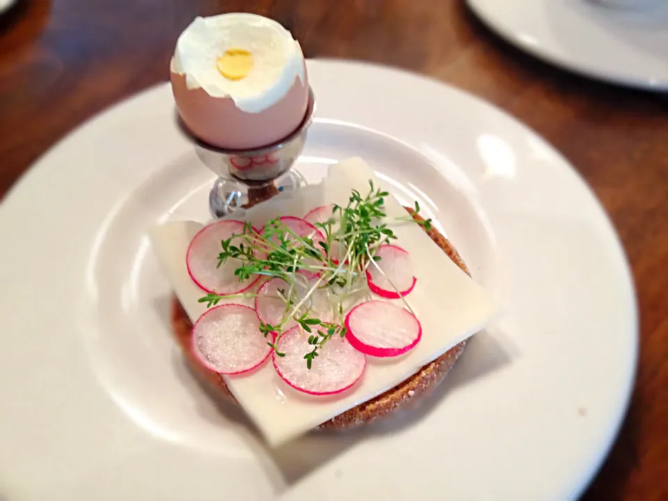 Breakfast - Wholemeal sandwich with goat cheese, radish and cress|RebeccaH💟さん