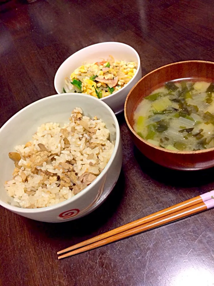 Snapdishの料理写真:豚肉とごぼうの炊き込みご飯とベーコンとニラのチャンプルーとお味噌汁☻|さやかさん