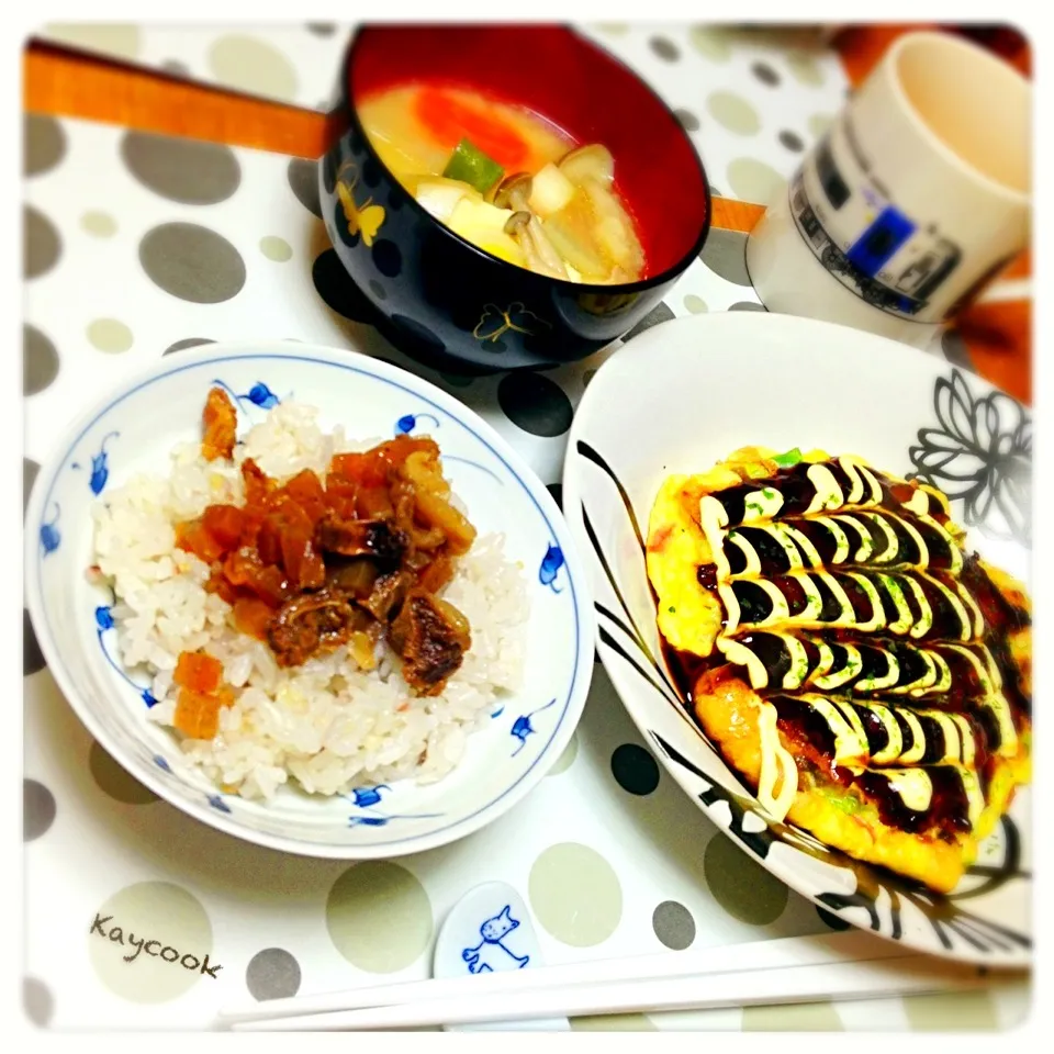 どっちがメイン？！イカ&豚玉お好み焼きか、スジコンどんぶりか...💦 子どもの夕飯です🐾|Asahimaruさん