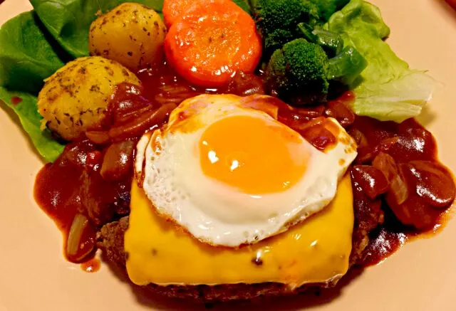 Snapdishの料理写真:チーズハンバーグ 目玉焼きのせ|KANAさん