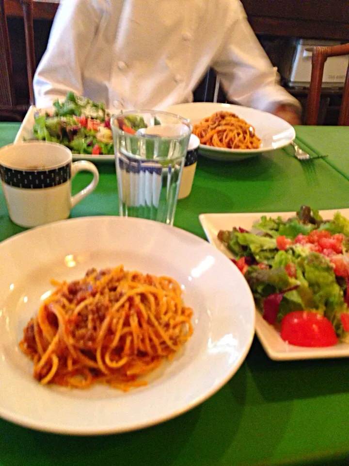 賄いは2人でボロニェーゼのスパゲッティとグリーンサラダ|Chef 中川浩行さん