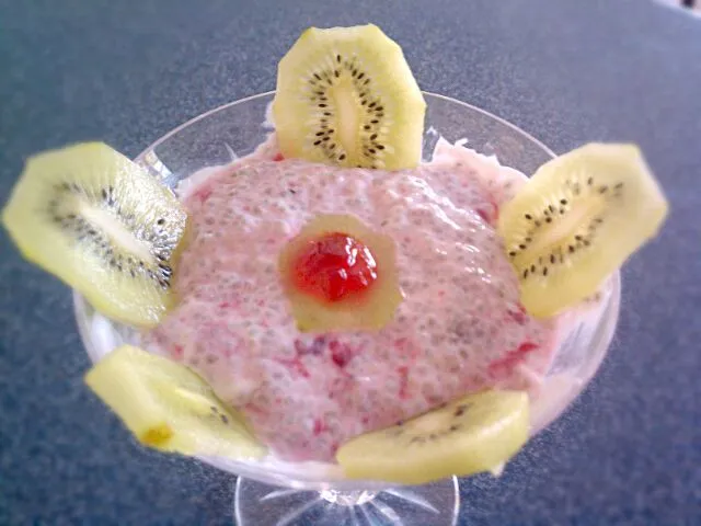 Breakfast Pudding Parfait: Chia seed almond milk pudding with Johannesbeeren & kiwi.|Jiraphon Gさん