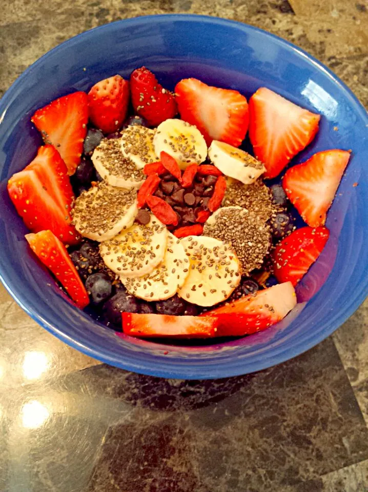 Snapdishの料理写真:pro yo with granola, flax seeds, chia seeds, goji berries,  & fruit! oh & choc chips!|April Pinkneyさん