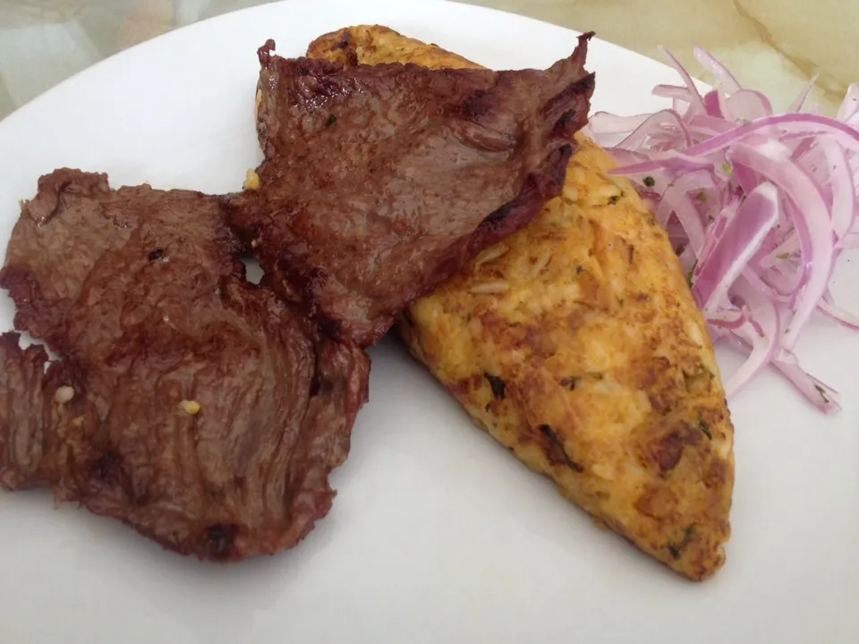 Tacu Tacu ( frejol con arroz y aderezo frito ) con Bistec|Justo Romeroさん