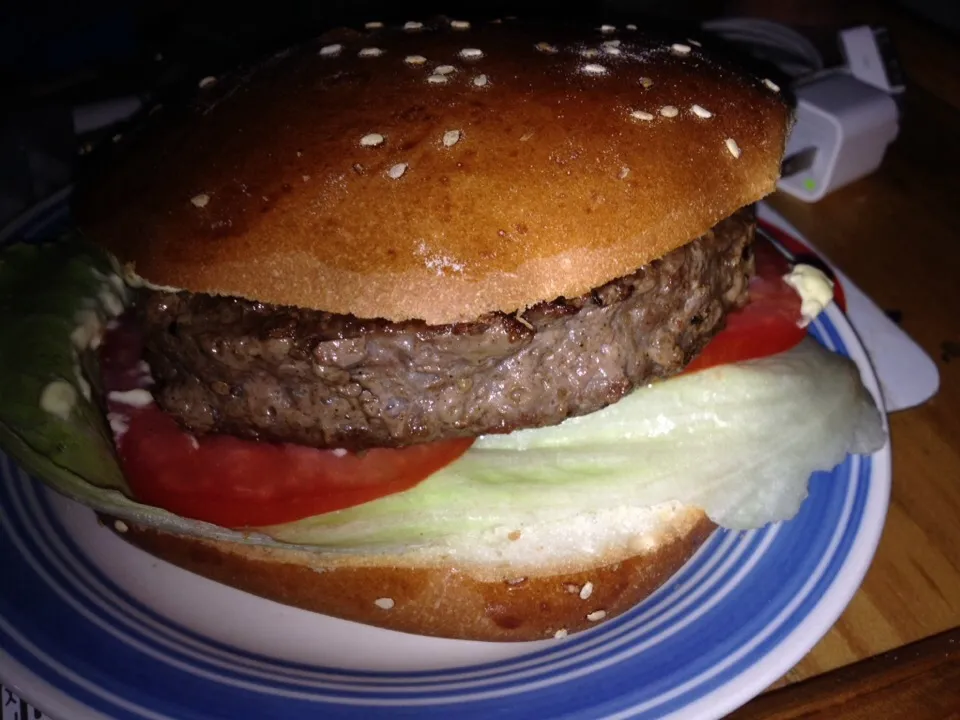 Hamburguesa de carne de res con lechuga , tomate y mayonesa|Justo Romeroさん