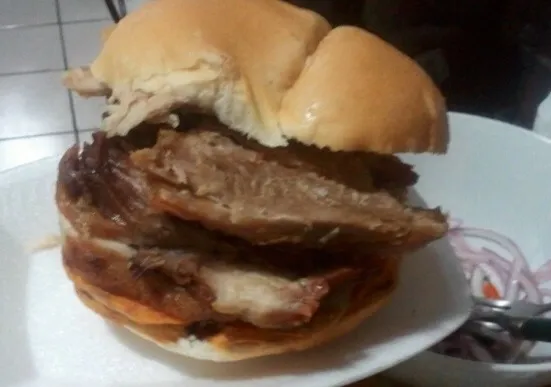 Pan con chicharrón de cerdo y camote frito|Justo Romeroさん