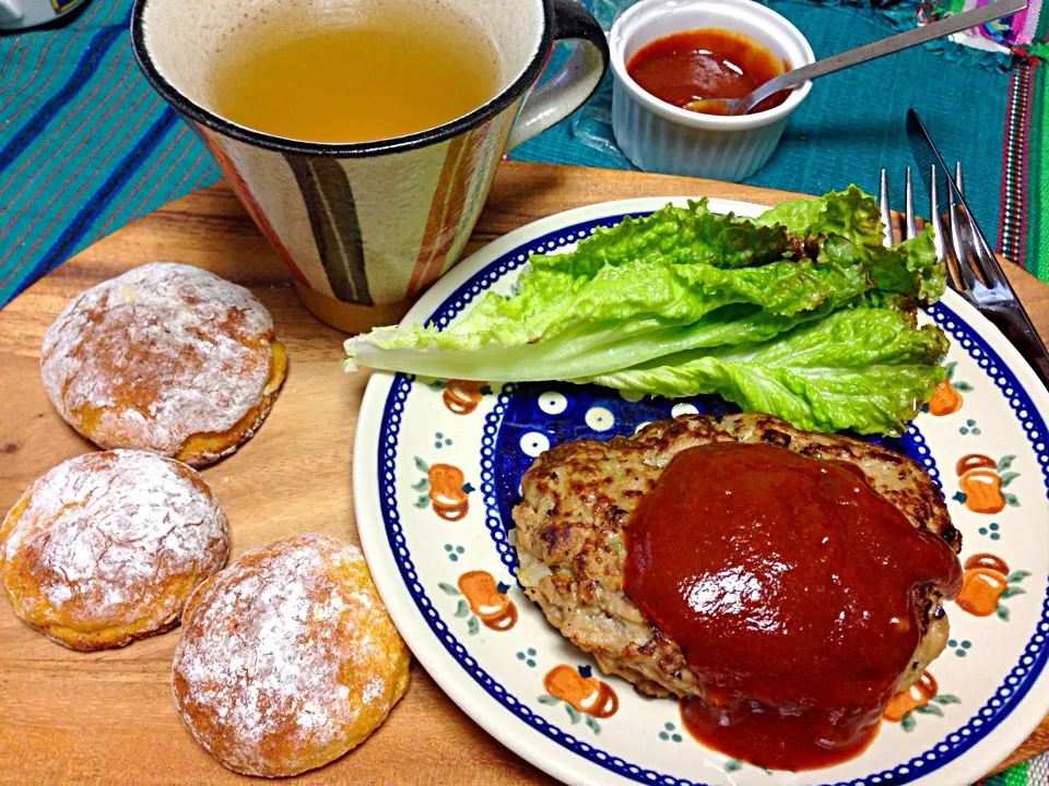 Snapdishの料理写真:ニンジンパン、豆腐ハンバーグ、きんかんシロップのお湯割り|Yoshikuni Nodaさん