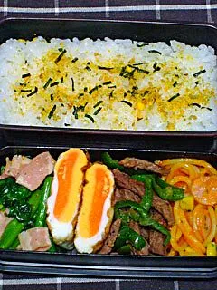 お弁当（ふりかけご飯、ナポリタン、アスパラ菜とベーコンの炒め物、半月卵、牛肉とピーマンの炒め物）|すーさん