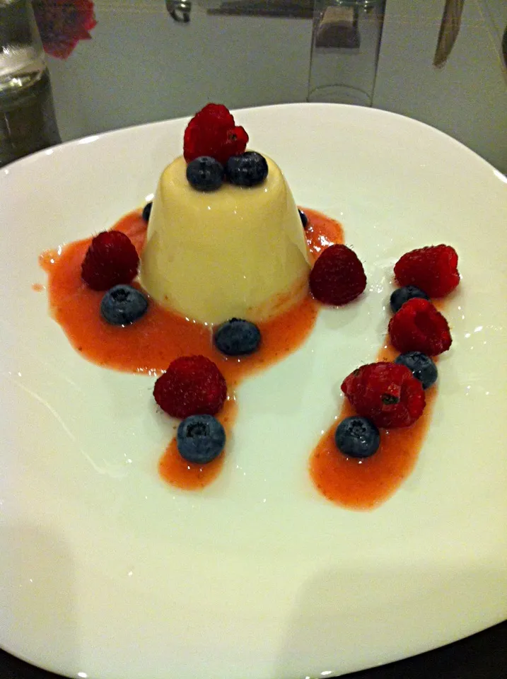 Panna cotta in strawberry soup with raspberries and blueberries|Darren Loさん