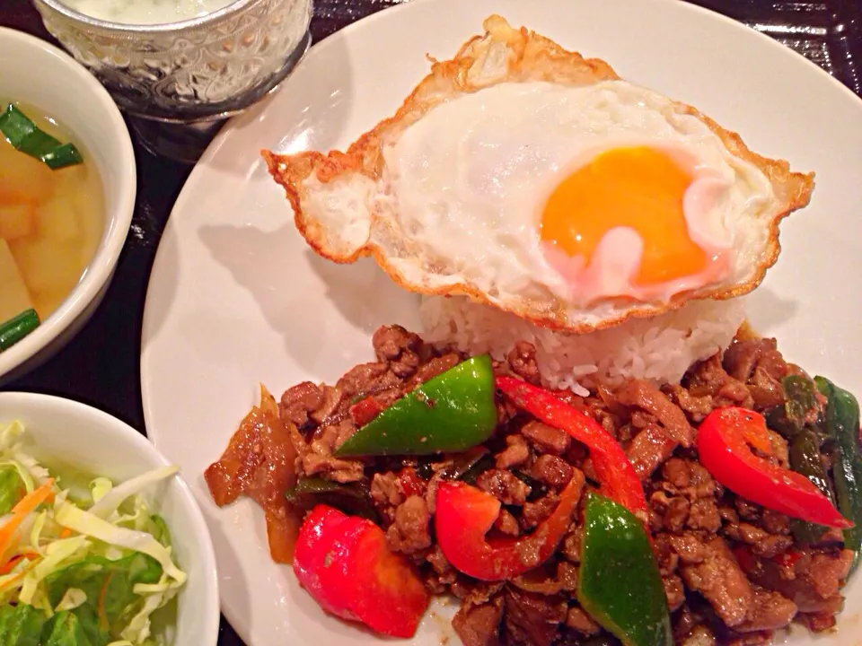 ข้าวราดกระเพราไข่ดาว|poopaewさん