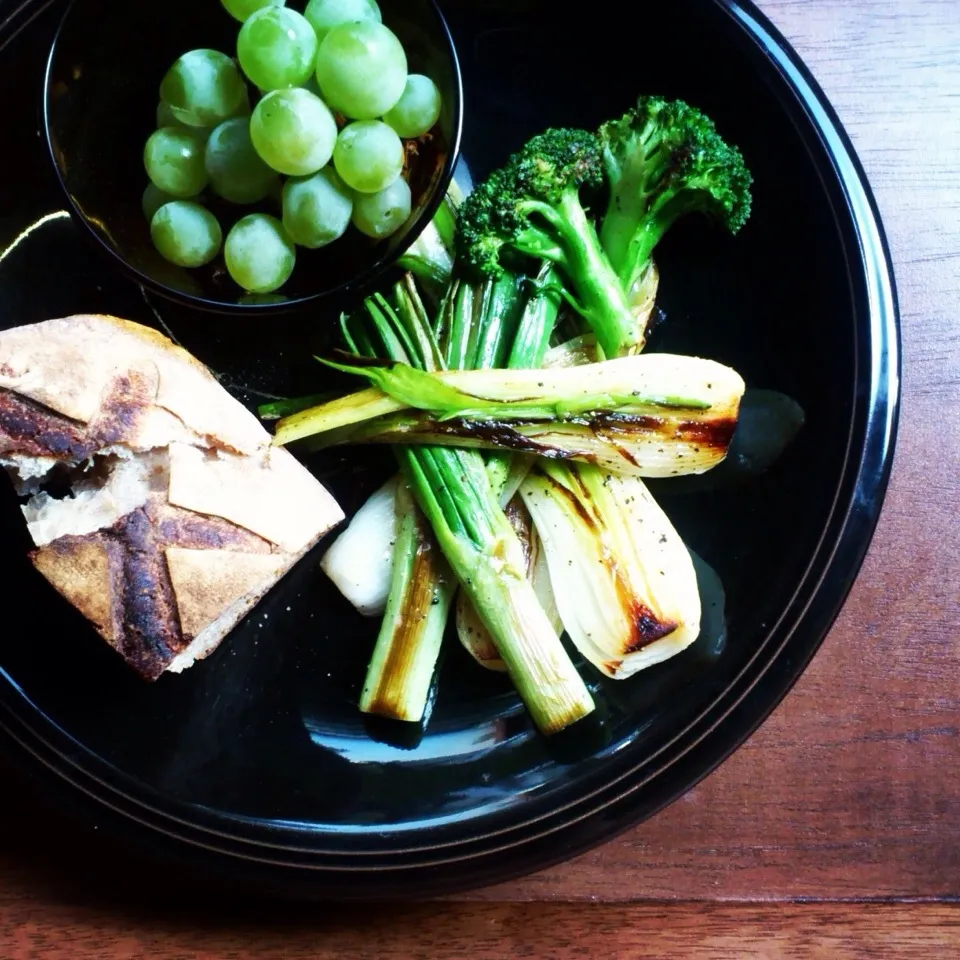 Grilled broccoli and green onions,Green grapes,Hard bread    ねぎとブロッコリーのグリル、ぶどう、パン|AYANOさん