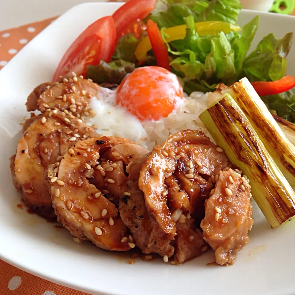 リリたんこぶさんの料理 炊飯器で作ったほろっと鶏チャーシューたれ焼きどーん💥（丼）|yukaさん