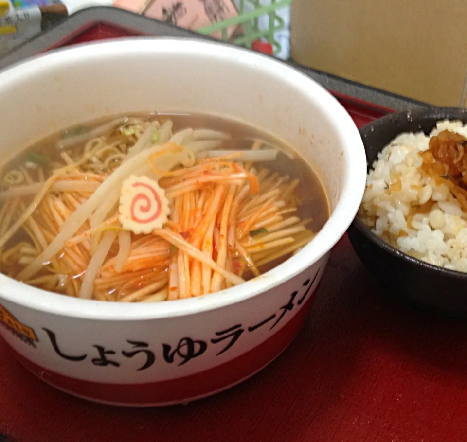 単身昼ごはん カップラーメンでねぎラーメン 混ぜご飯|ぽんたさん