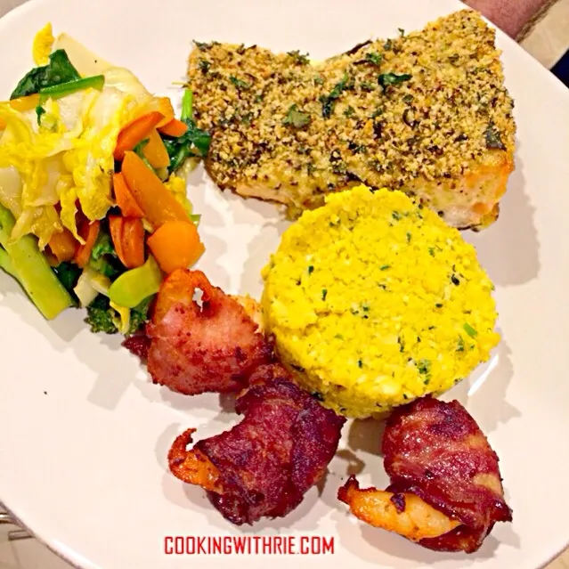 Shrimps Roll Bacon, Baked Ginger Wasabi Salmon, Capcay served with cauliflower rice..  Gluten Free, Paleo diet, for severe celiac disease people.|rie simsさん