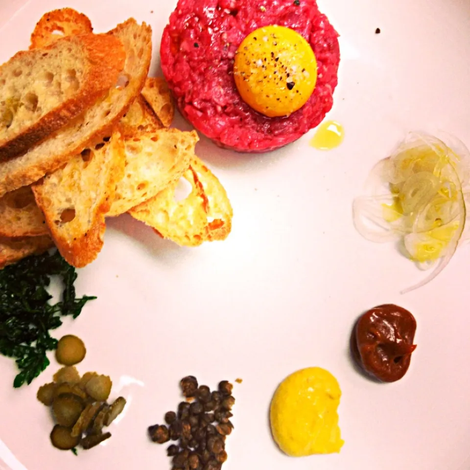 Beef tartare, shallot, house mustard, steak sauce, capers, parsley|andrew franciscoさん