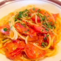 Snapdishの料理写真:フレッシュトマトソースのパスタ|AIRSTREAM CAFE TRANSMITTERさん