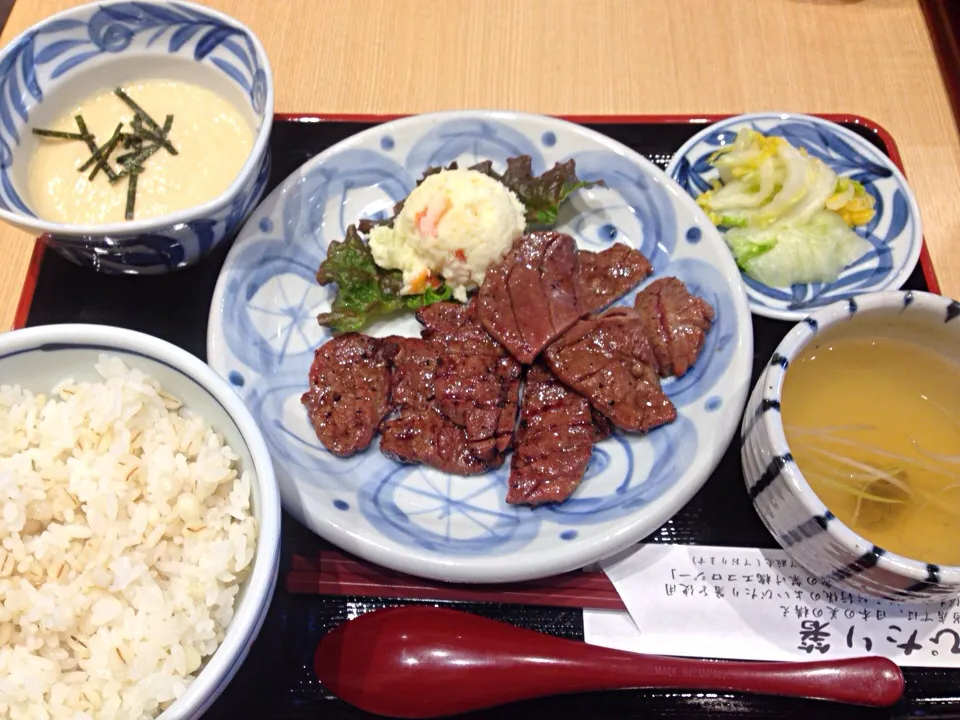 Snapdishの料理写真:炭焼き牛タン・仙台なとり  たんなか3枚定食|ゆうじ.さん