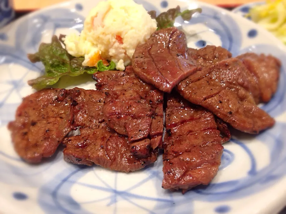 Snapdishの料理写真:炭焼き牛タン・仙台なとり  たんなか3枚定食|ゆうじ.さん