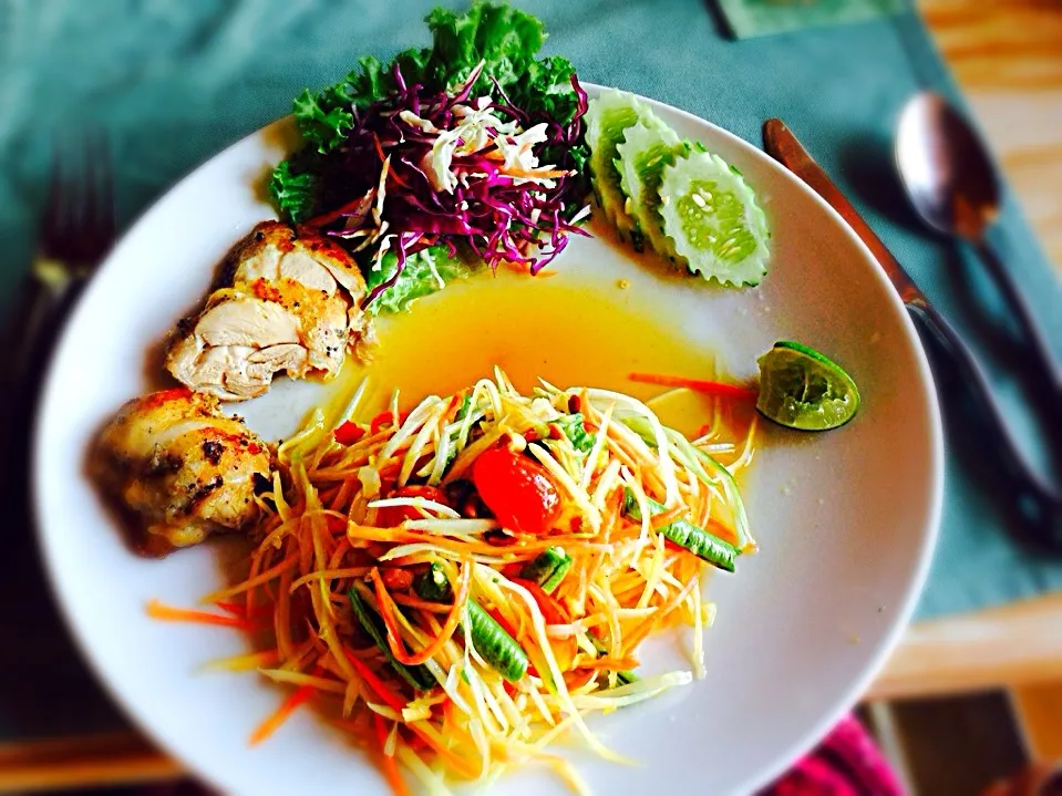 Snapdishの料理写真:Spicy papaya salad with chicken|Jessica Phillipsさん