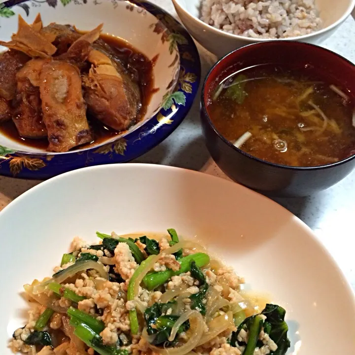 ご飯、三つ葉と切り干し大根の味噌汁、煮魚、小松菜とひき肉の炒め物|りささん