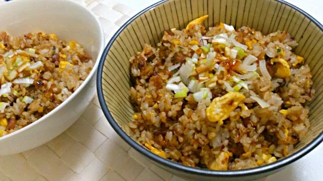 昨日の豚すね肉の端っこを入れて♪ネギのせにんにく炒飯!!|きーりんが好きよーさん