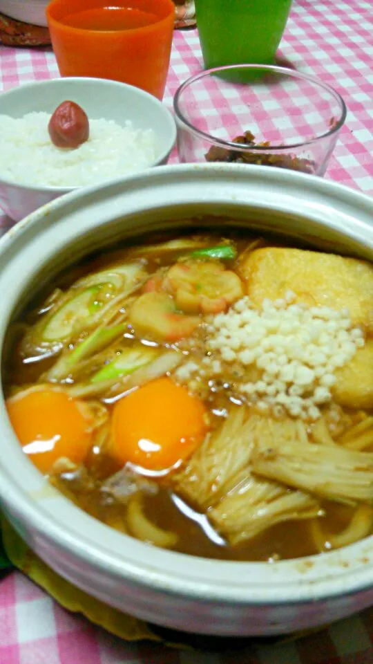 味噌煮込みうどん(卵･油揚げ･花麩･えのき･白ねぎ･天かす)、しその実醤油漬け、梅干し|まあるさん