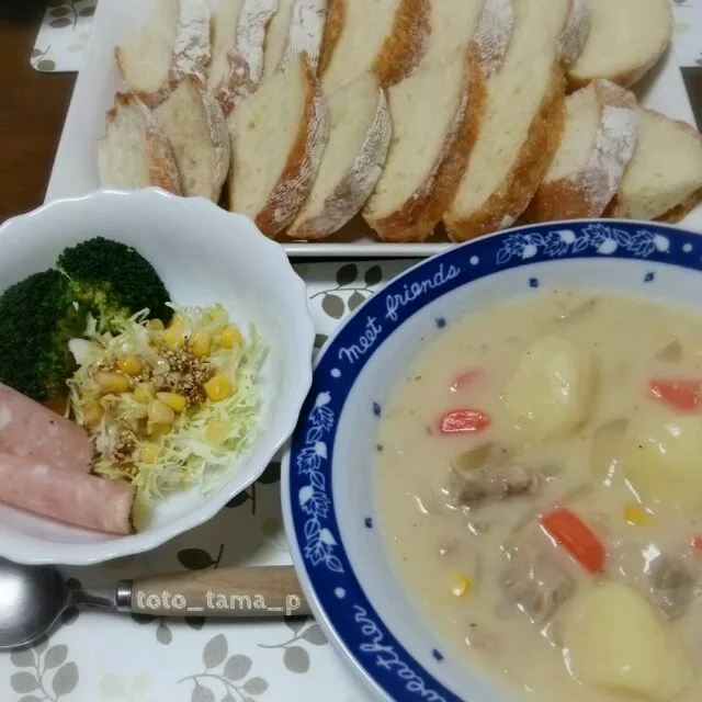 Snapdishの料理写真:チーズクリームシチューと手作りカンパーニュ♪|♡tama♡さん