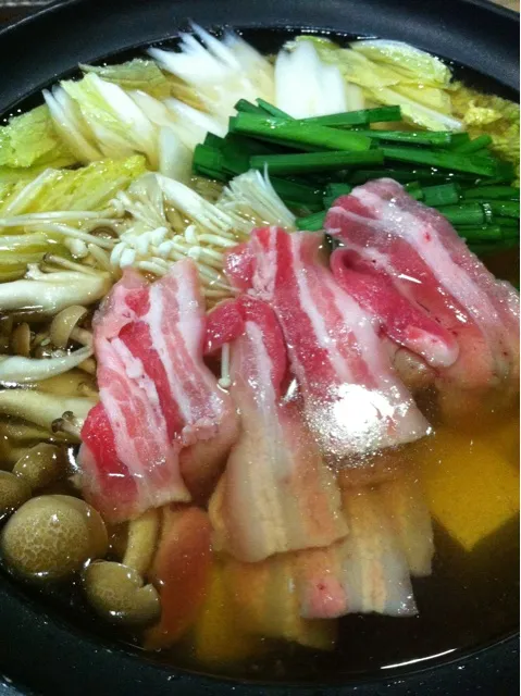 豚バラと白菜鍋〜うどんも入れて温まるわ|まーままさん