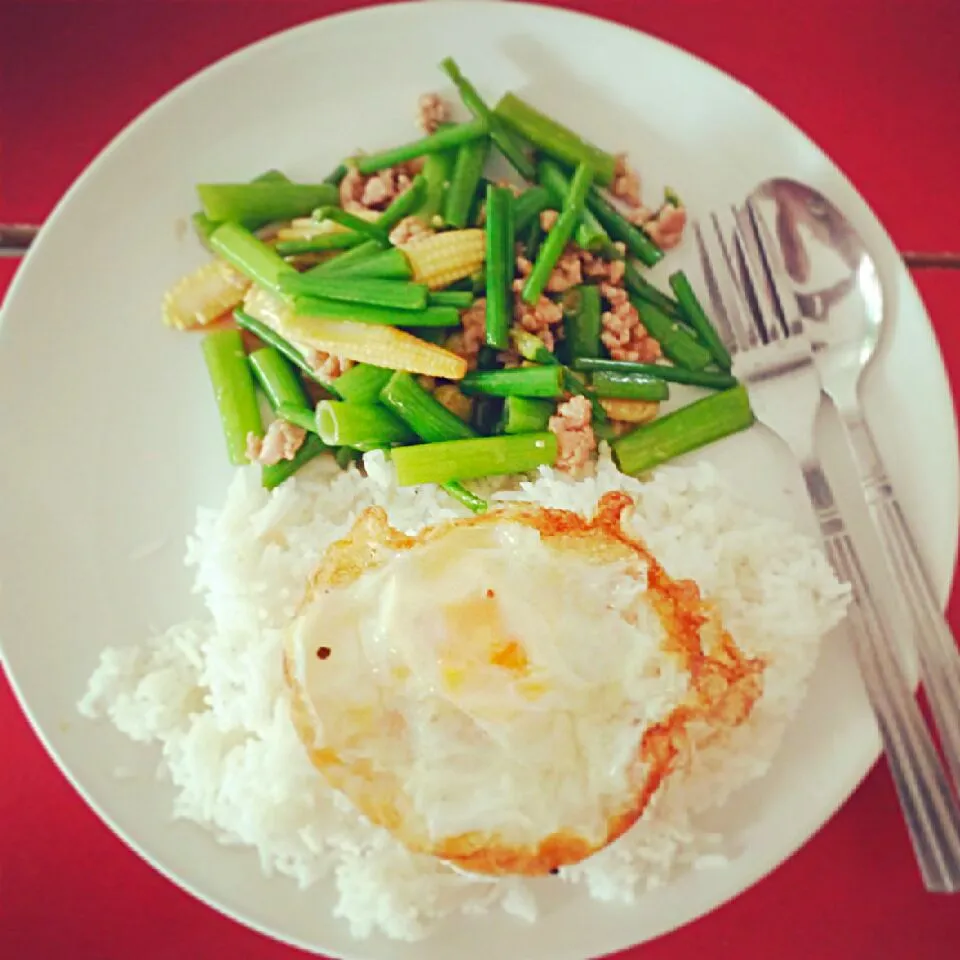 Snapdishの料理写真:ผัดดอกหอมหมูสับ|MJ Jiraprapha Numuiさん