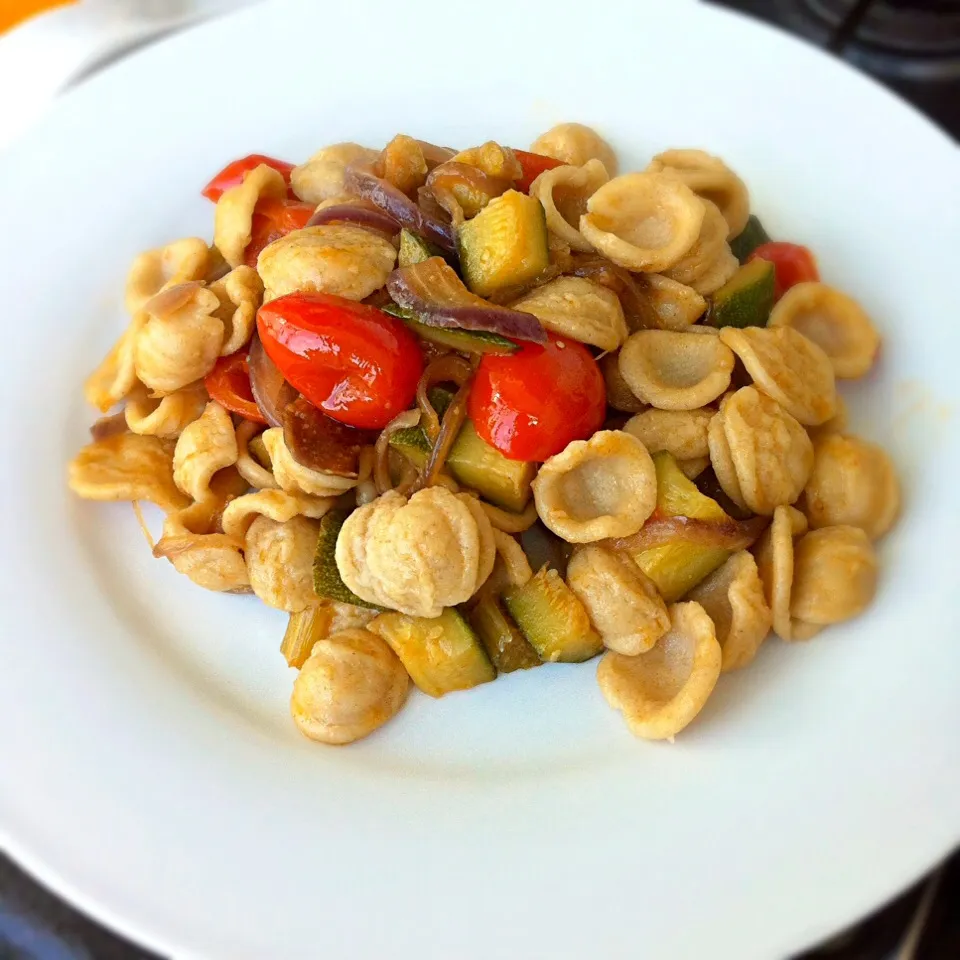 Ear shaped pasta w zucchini, onion & tomato|Stefan Labuschagneさん