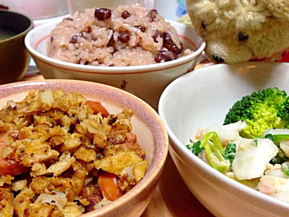 コカブとウインナーと油揚げの炒め物＆コカブとツナのサラダ＆お赤飯|Akiko Yamauchiさん