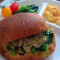 食パンの屋根と下をつかってハンバーガー🍔