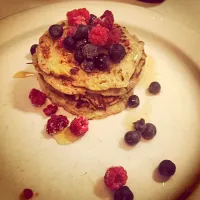 Snapdishの料理写真:Banana pancakes with berries|emmiさん