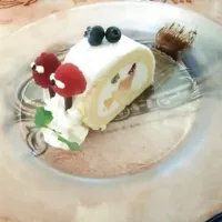 Snapdishの料理写真:お台場 ワンピースレストラン『バラティエ』／フルーツたっぷりのロールケーキ 電伝虫仕立て